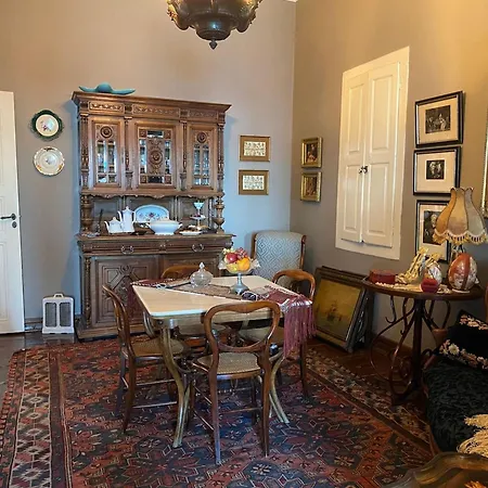 Seaside Neoclassical In Vaporia דירה